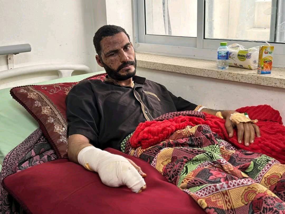 Hassan Eslayeh in Nasser Hospital after his attempted assassination by the Israeli army. (Photo: Social Media)