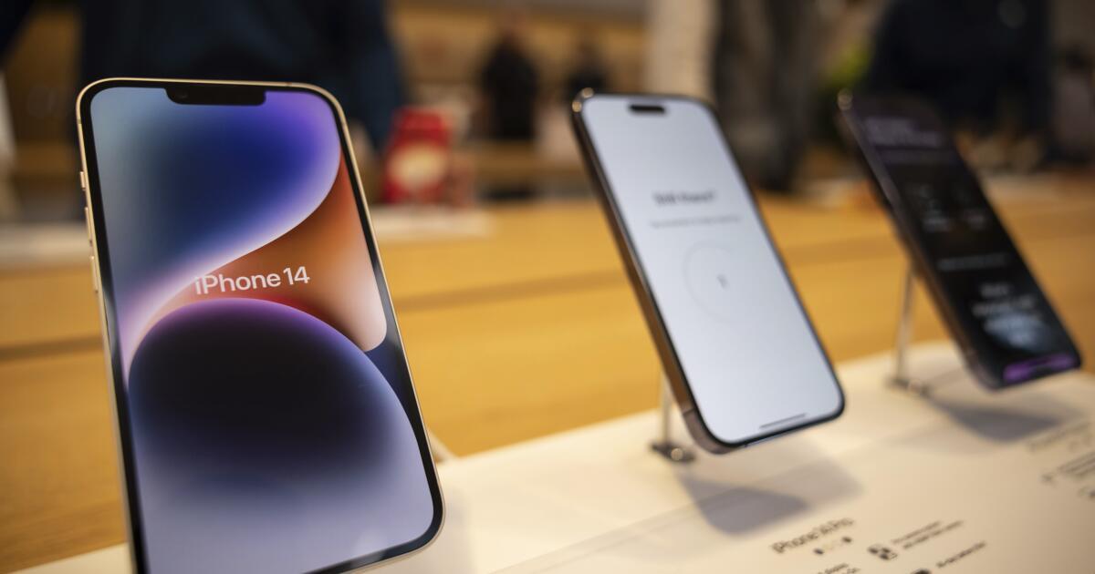 ARCHIVO - El iPhone 14, el iPhone 14 Pro y el iPhone 14 Pro Max en la tienda de Apple en la Quinta Avenida de Nueva York, el viernes 16 de septiembre de 2022. (AP Foto/Yuki Iwamura, Archivo)