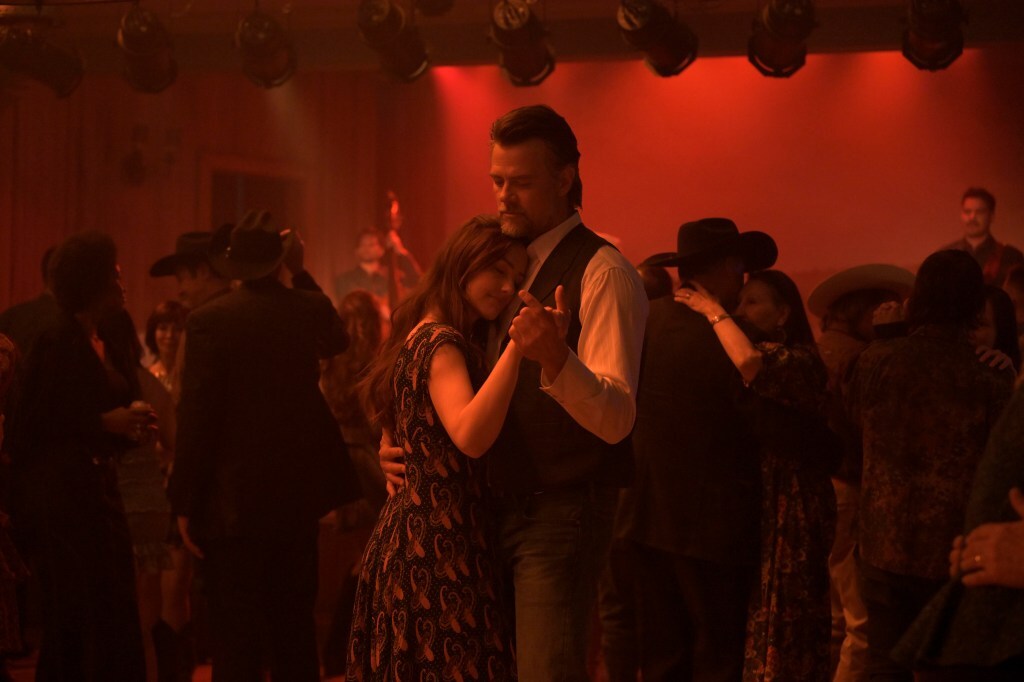 L to R: Minka Kelly as Quinn and Josh Duhamel as Staten in 'Ransom Canyon' on Netflix