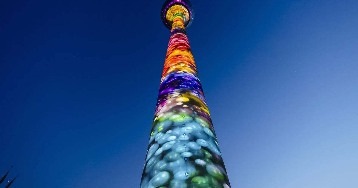 Der Rheinturm erstrahlt in bunten Farben