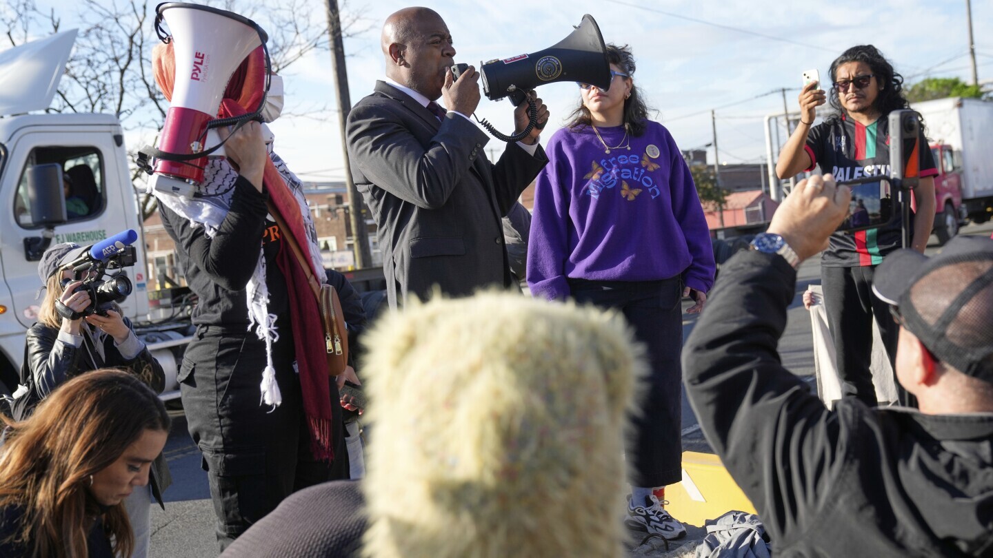 Newark Mayor Ras Baraka speaks to protesters outside of Delaney Hall, a recently re-opened immigration detention center, in Newark, N.J., Wednesday, May 7, 2025. (AP Photo/Seth Wenig)