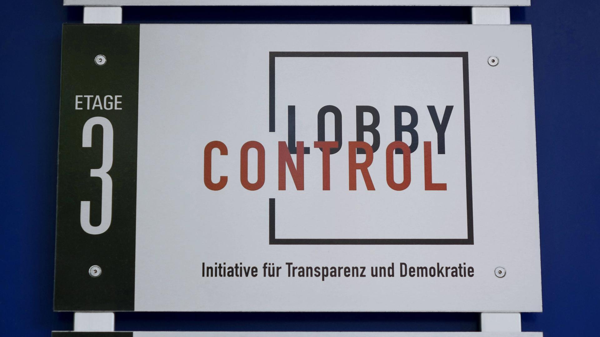 Das Logo von LobbyControl Köln ist im Eingangsbereich befestigt. 