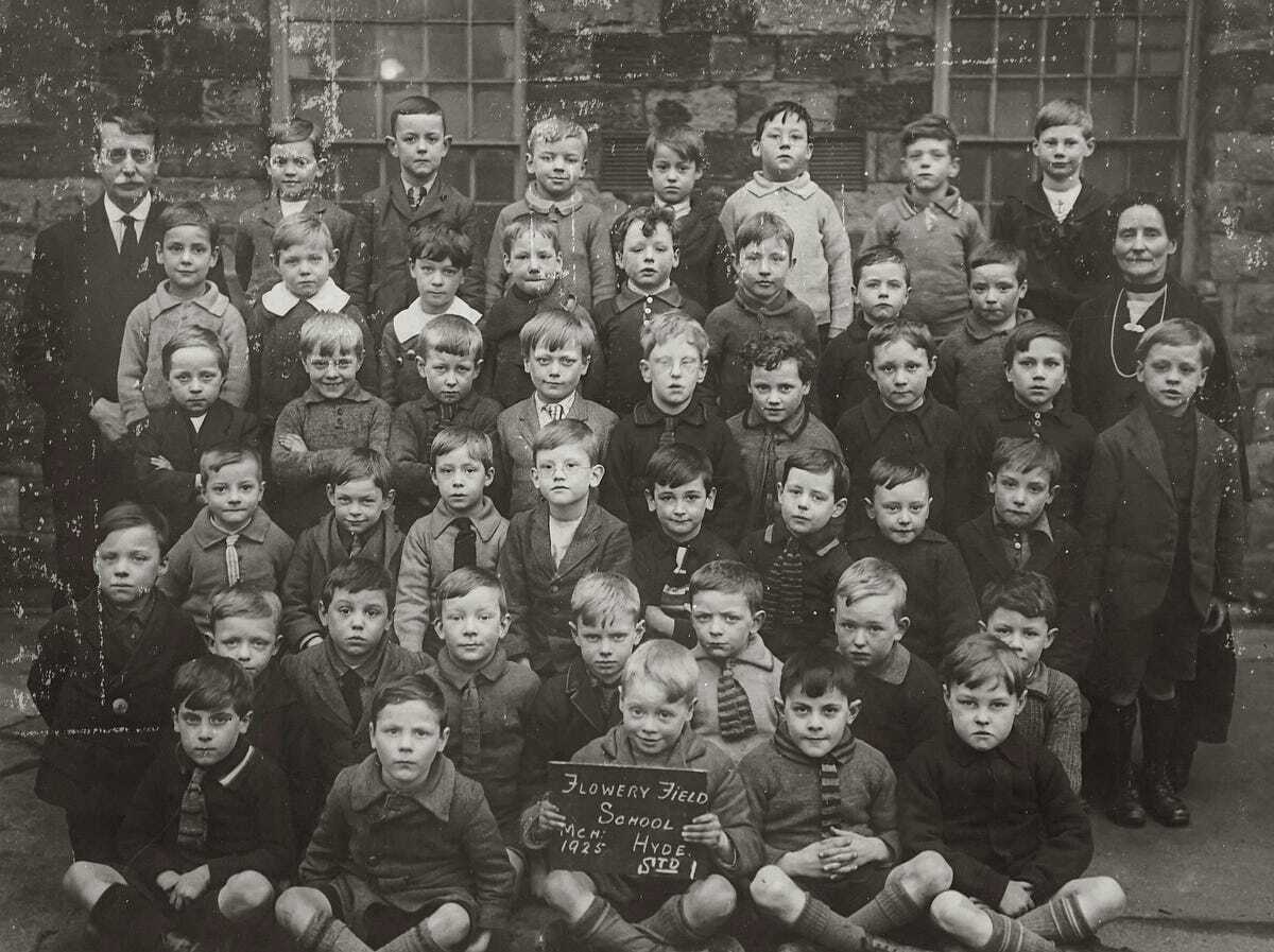 Black and white boy’s school class photo from the 1920s