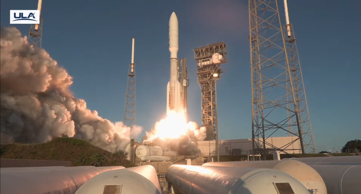 Atlas V rocket liftoff with Amazon Project Kuiper satellites