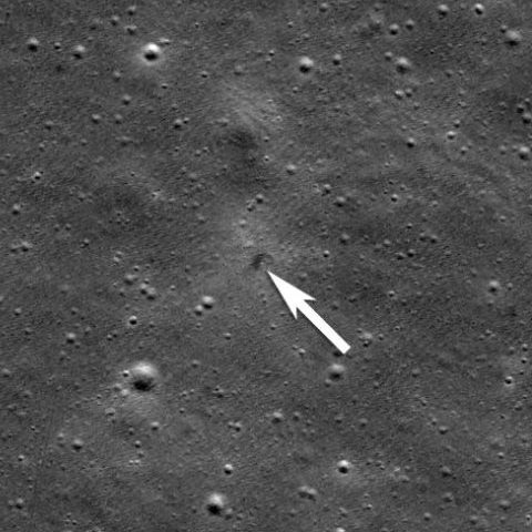 NASAの月周回衛星LROが観測した、ispaceの月着陸機RESILIENCEの衝突地点（矢印）（Credit: NASA/GSFC/Arizona State University）