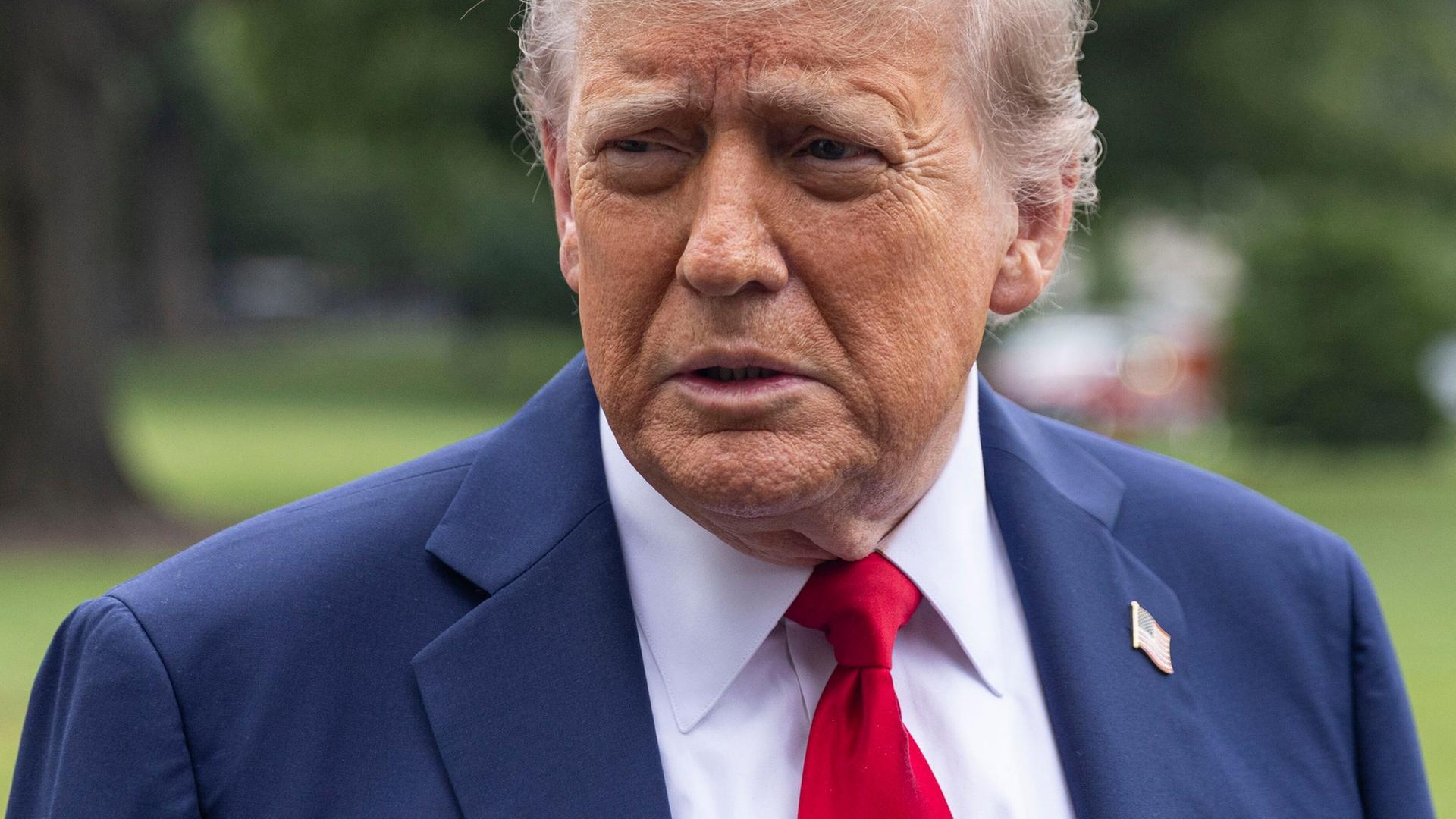 Donald Trump gibt im Garten des Weißen Hauses ein Statement ab. Donald Trump gibt im Garten des Weißen Hauses ein Statement ab.