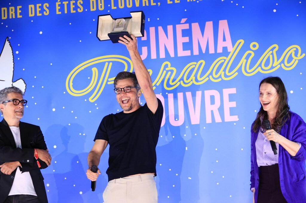 Juliette Binoche Belatedly Presents Wagner Moura With Cannes Award