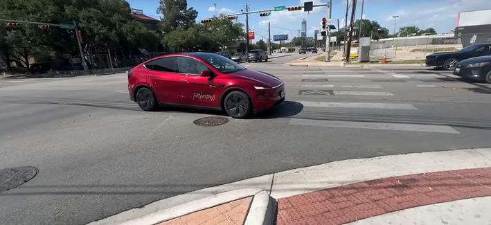 Two Tesla Robotaxis Use Center of Four-Lane Road for Pickup and Dropoff… With One Getting Stuck for 4 Minutes