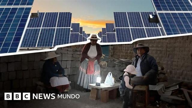 Personas iluminadas apenas por una linterna. Personas iluminadas apenas por una linterna.