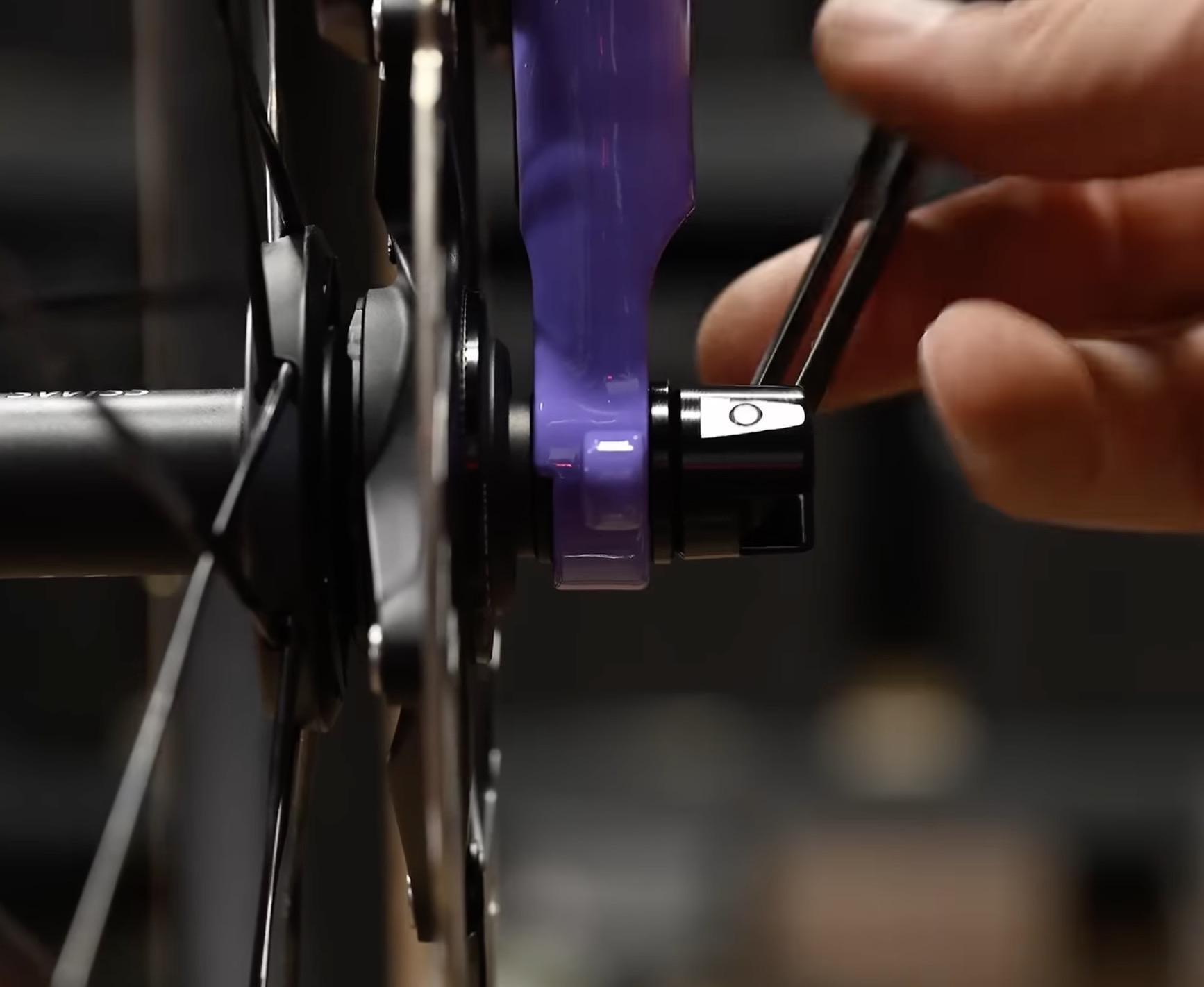 Putting the wheel on with clever thru axle that has the lever stored inside when you are not using it. Anyone know who makes those?